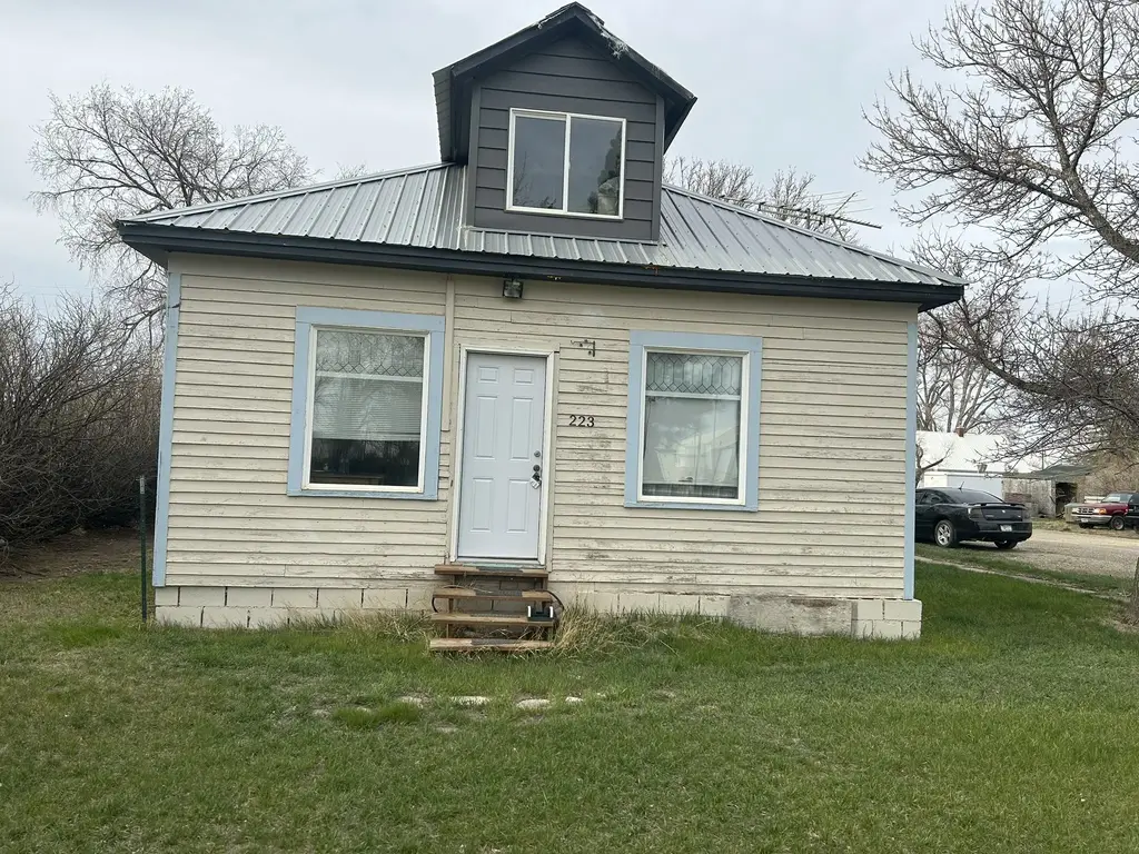 223 1st Avenue Ne, Brady