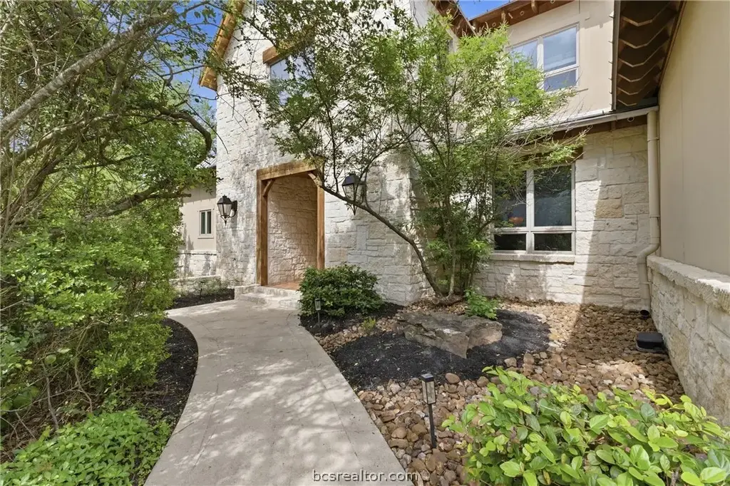 9201 Lake Forest Court N, College Station