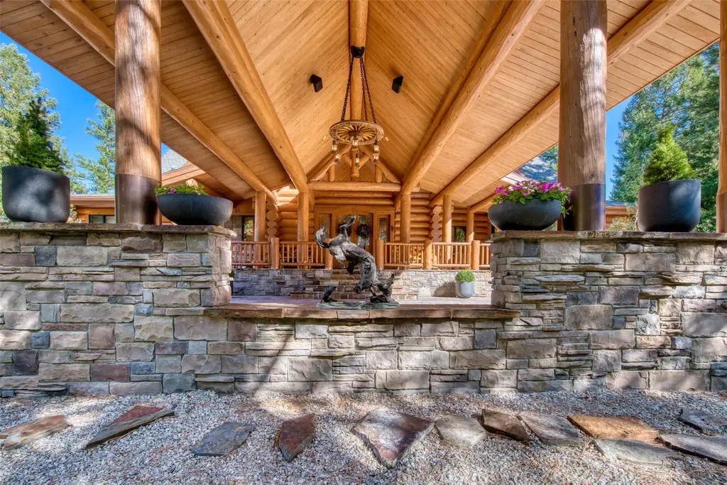 541 Raven Wood, Darby