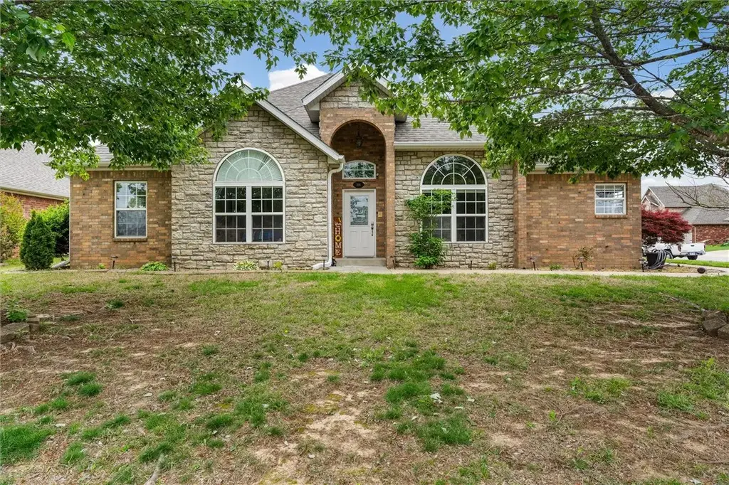 306 Camelot Drive, Rogers