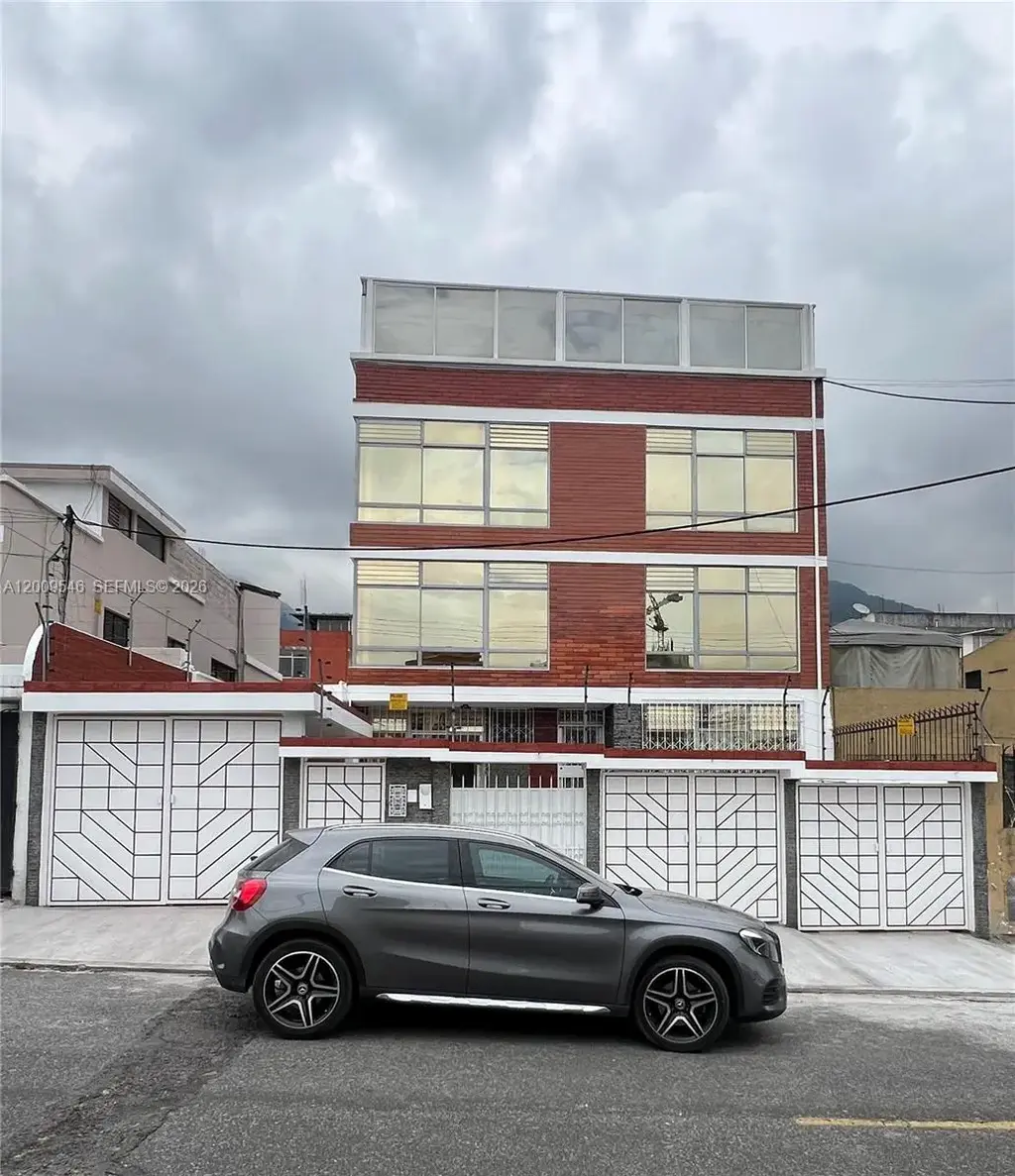 N35-95 Calle Manuela Sáenz, Quito