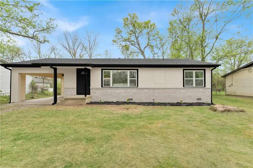9 W Montgomery Street, Fayetteville