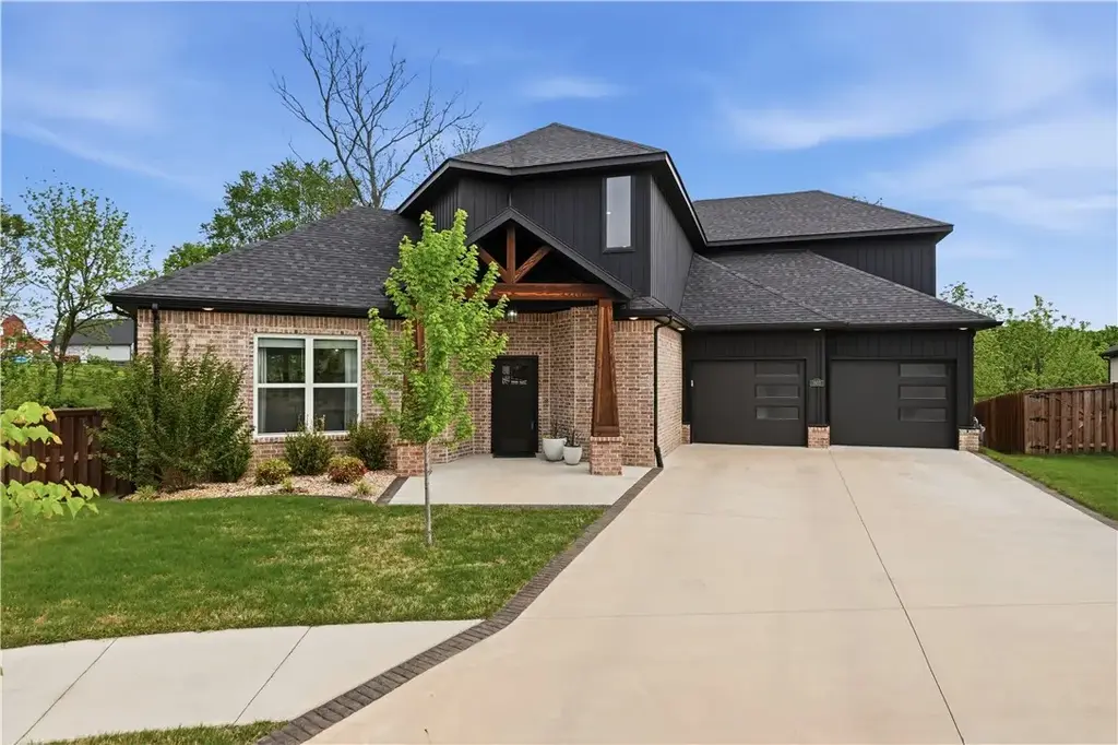 302 Sw Gunison Cove, Bentonville