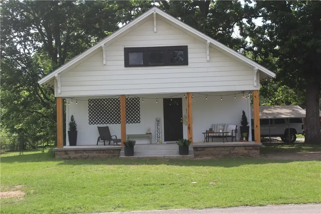 1113 N College Street, Clarksville