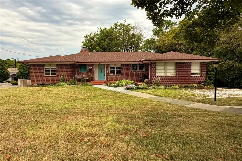2227 N College Avenue, Fayetteville