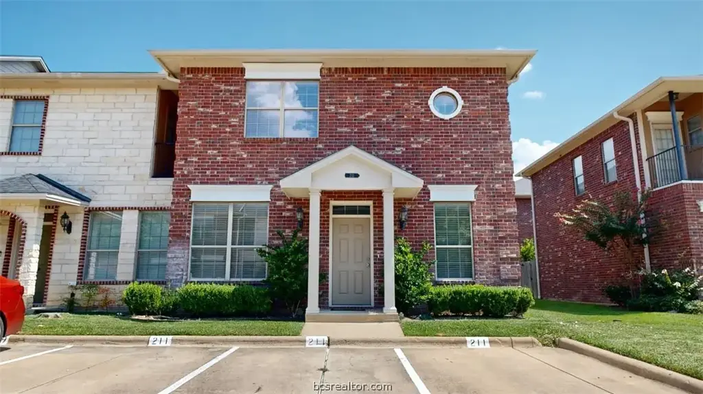 211 Forest Drive Room C, College Station
