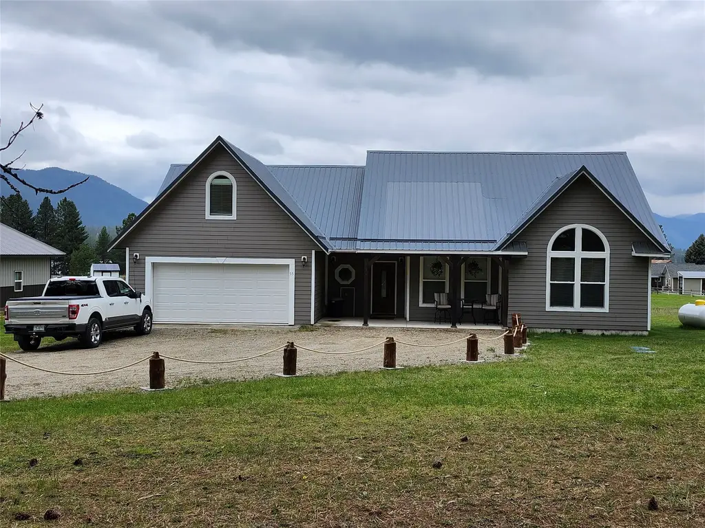 55 Lakeview Road, Trout Creek