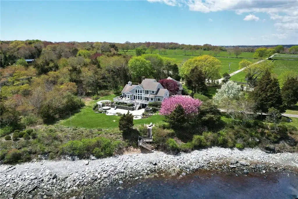 115 Beavertail Rd, Jamestown