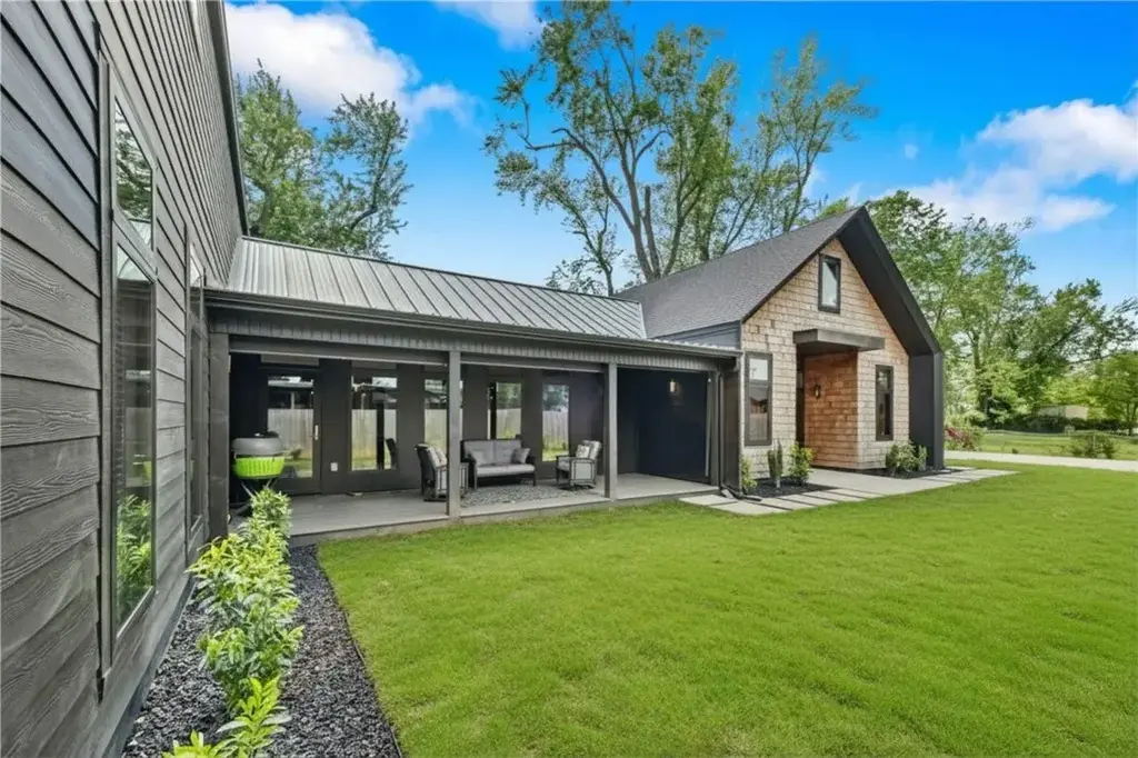 715 Nw 8th Street, Bentonville