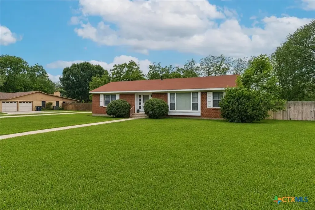 908 S Laurel Avenue, Luling