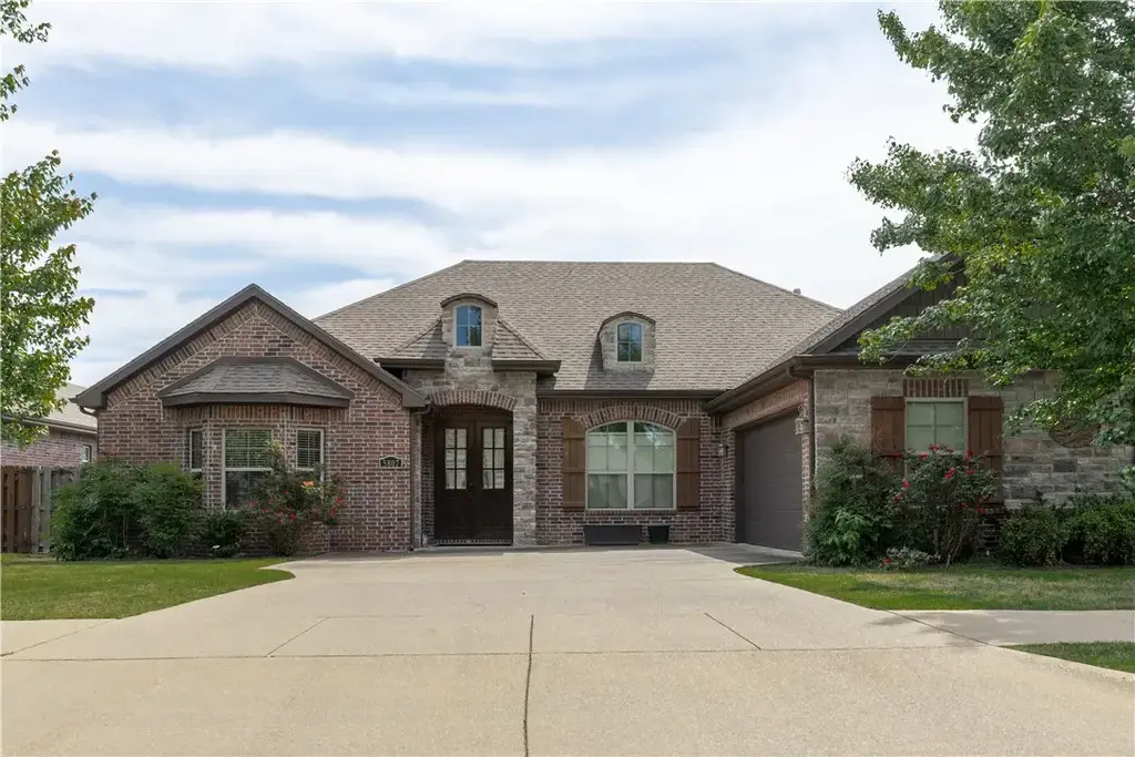 5807 Knotty Pine Road, Bentonville