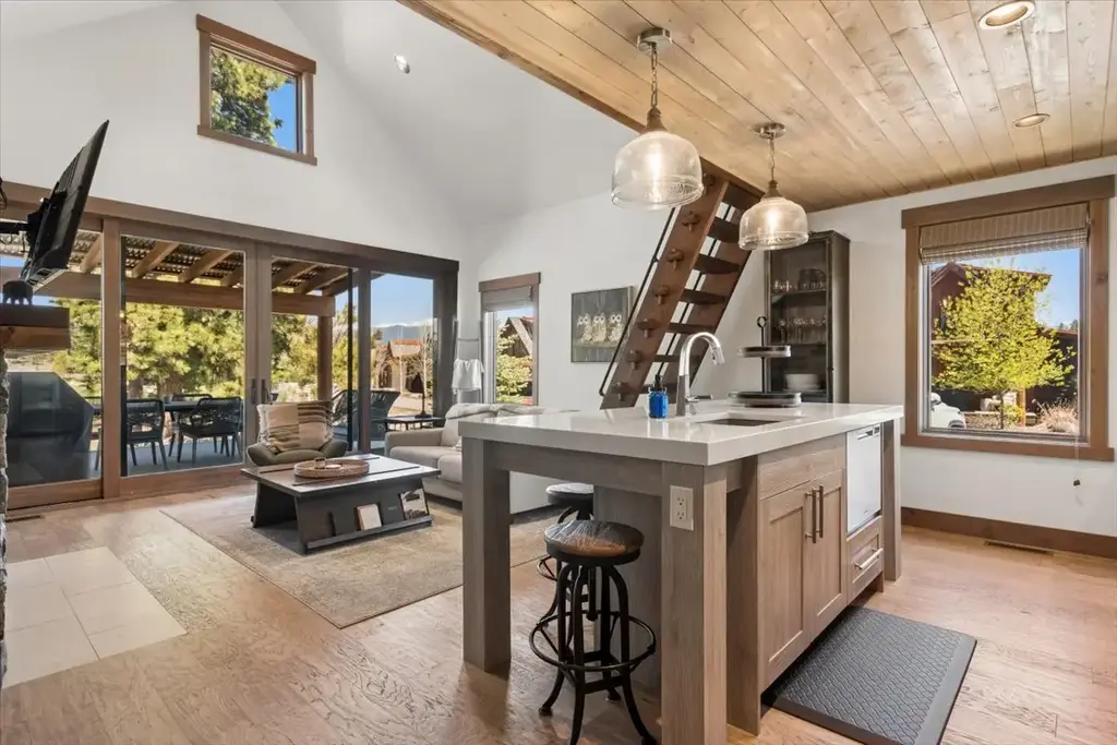 47 Cottage Lake Lane, Eureka