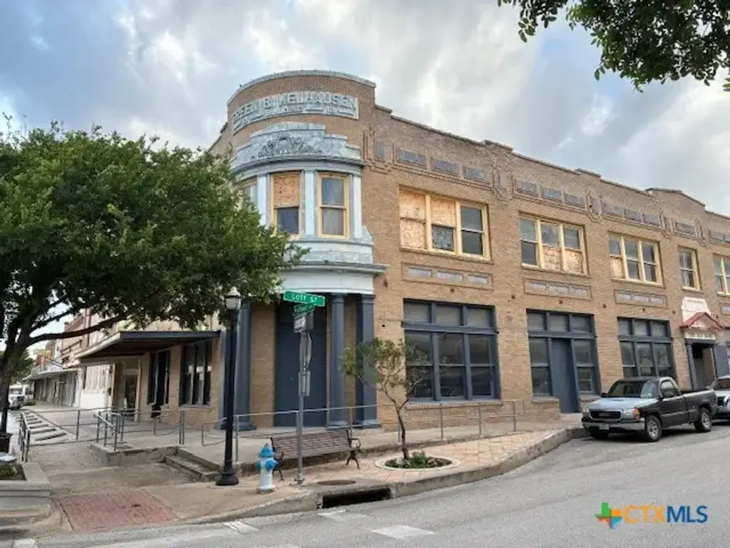 201 W Grand Avenue, Yoakum