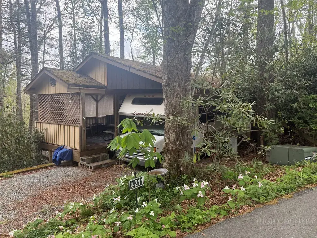 211 Delphinium Lane, Newland