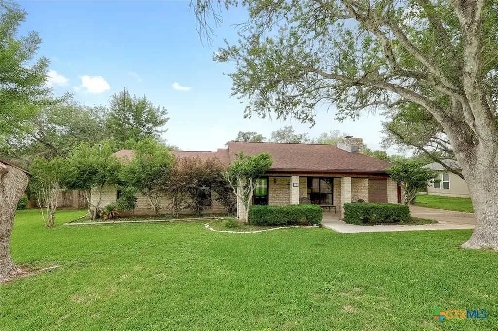 150 Oak Creek Circle, Luling