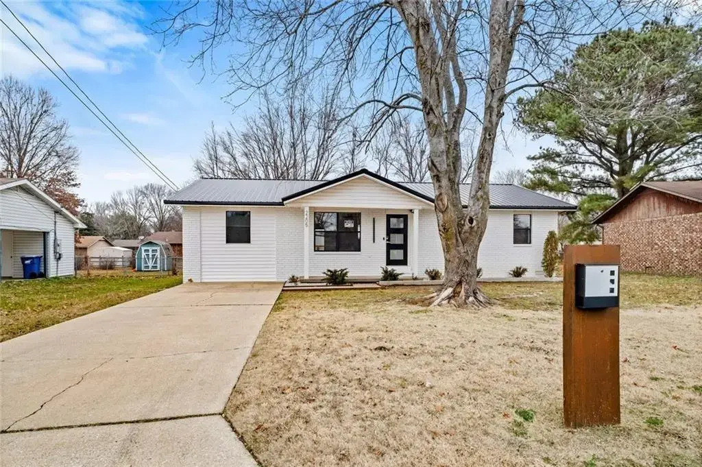 2205 Douglas Street, Bentonville