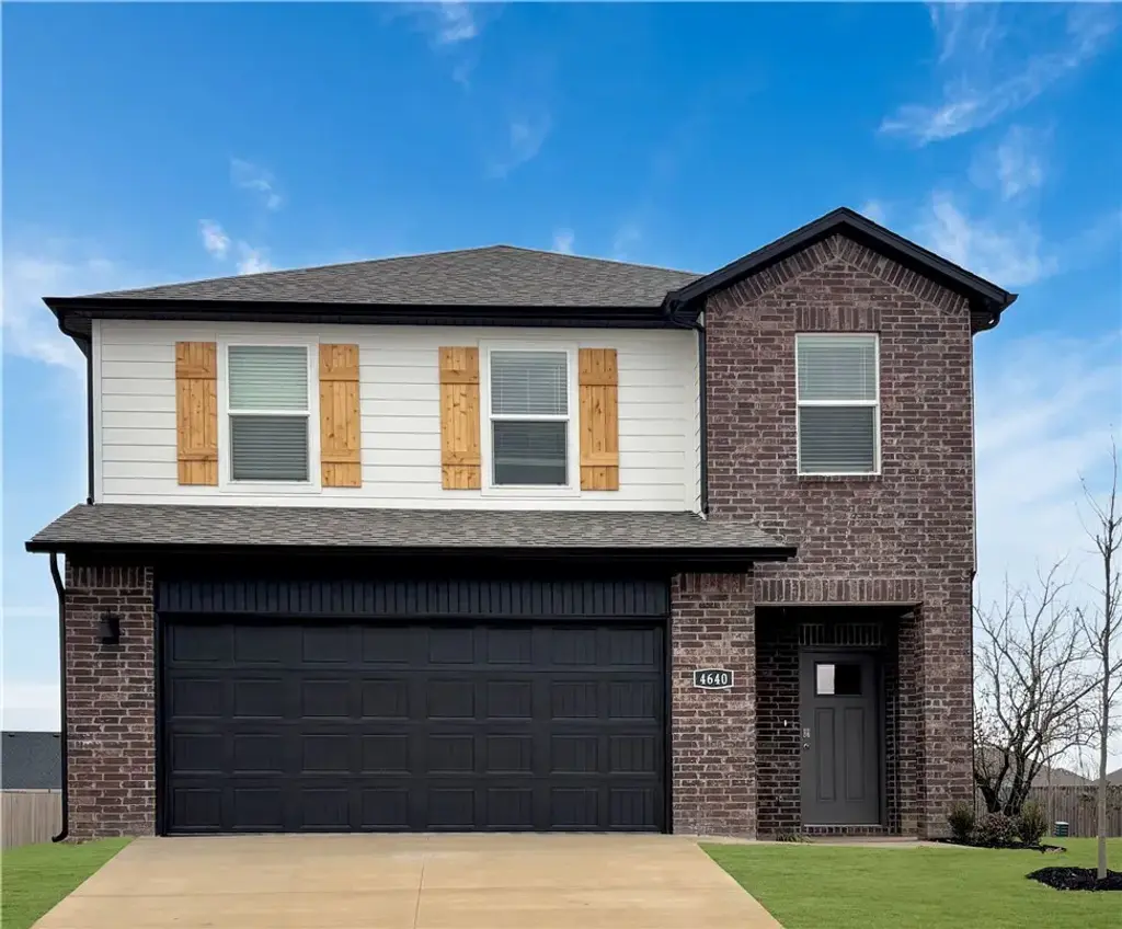 4745 W Folsom Street, Fayetteville