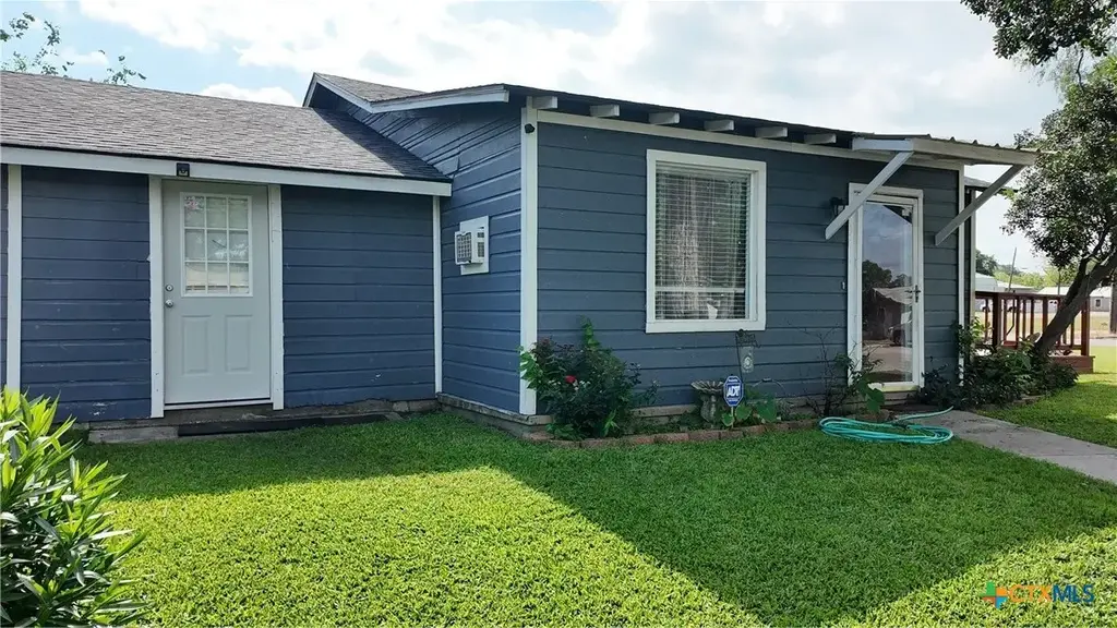 305 Dunn St., Cuero