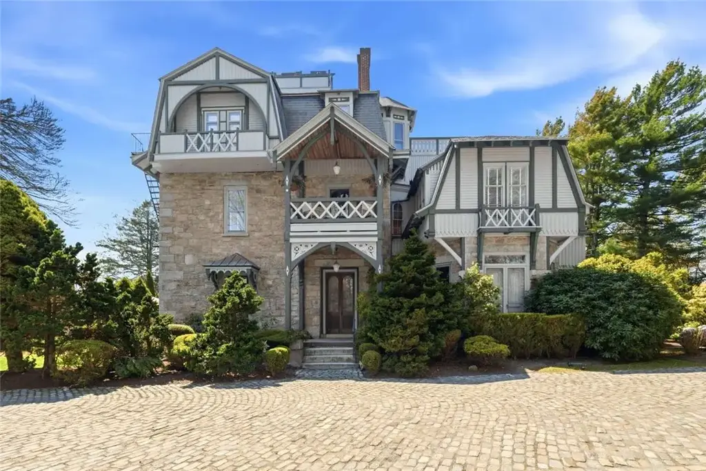 6 Howe Ave # 8, Newport