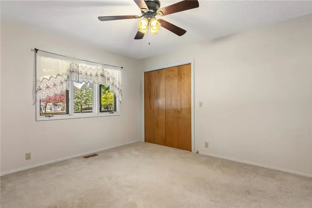 87 Rivercliff Road, Rogers