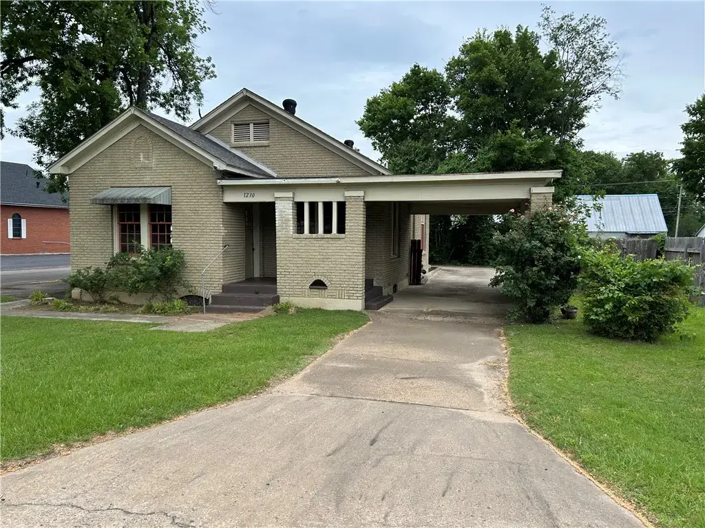 1230 W Main Street, Russellville