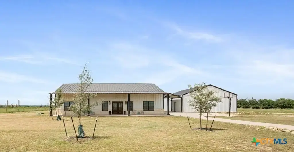 1490 Dos Hermanas Road, Salado