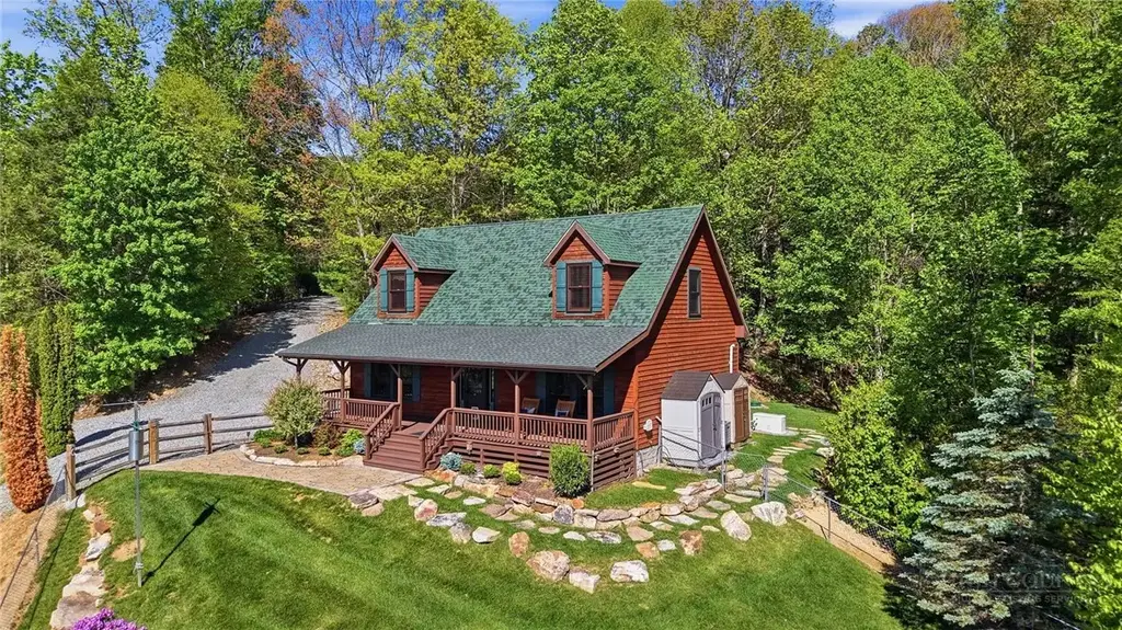 394 Hummingbird Lane, Elk Park
