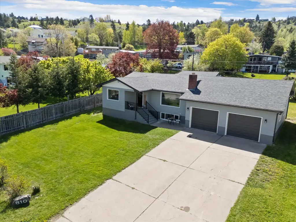 810 15th Avenue E, Polson