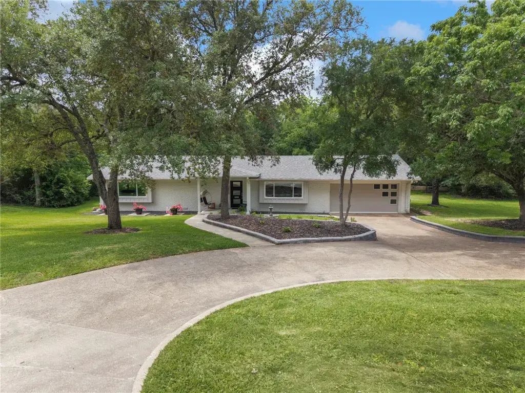 303 Brookside Drive E, Bryan