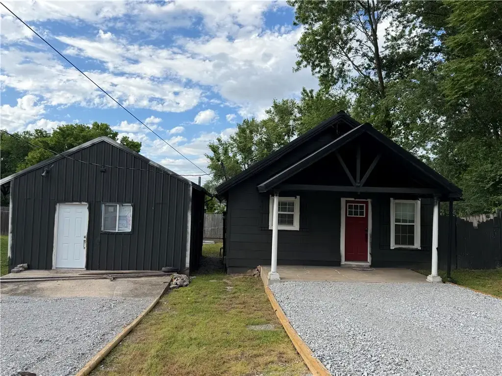 813 E Central Street, Siloam Springs