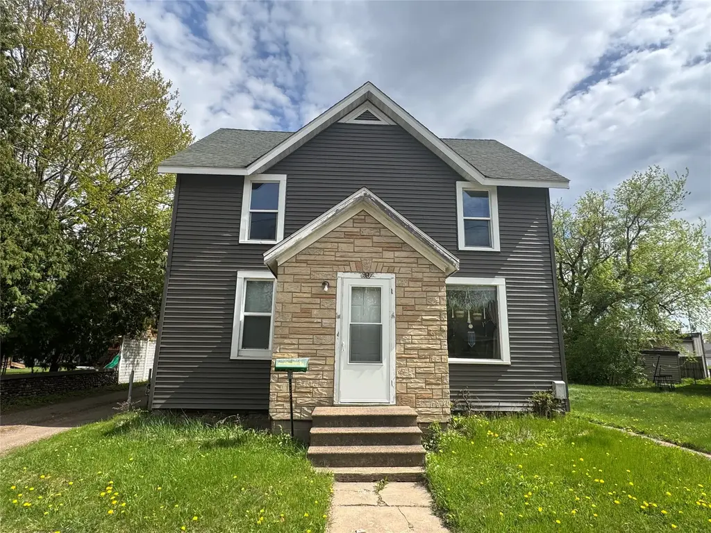613-613 1/2 E Grand Avenue 1-2, Chippewa Falls