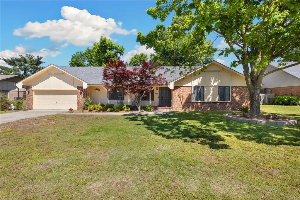 701 S Chateau Drive, Rogers