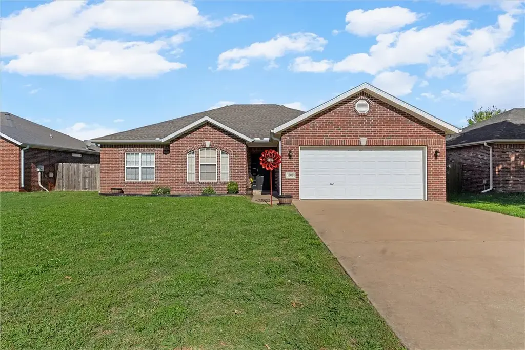 1909 Sw Elington Street, Bentonville