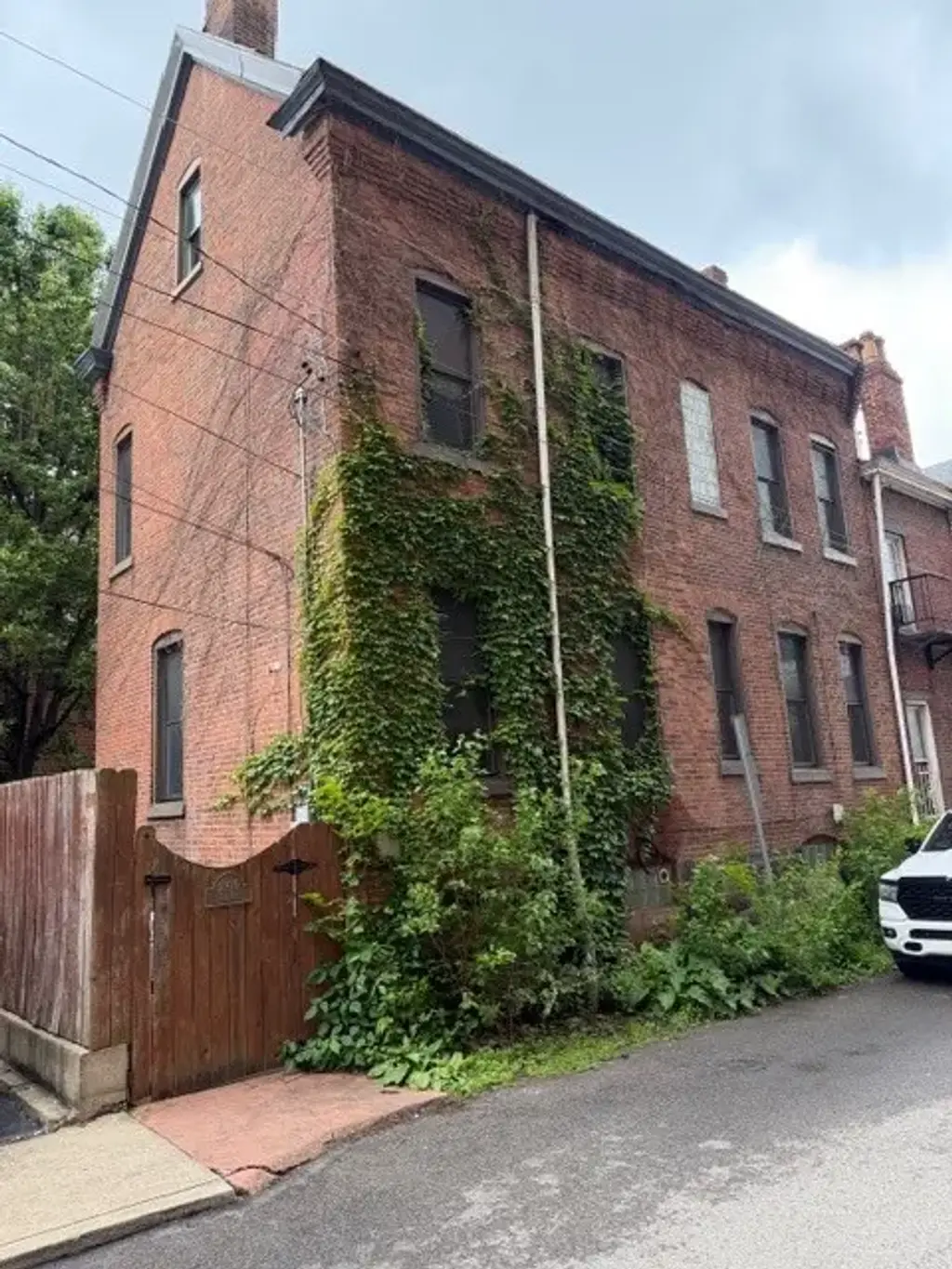 2106 Fox Way, South Side