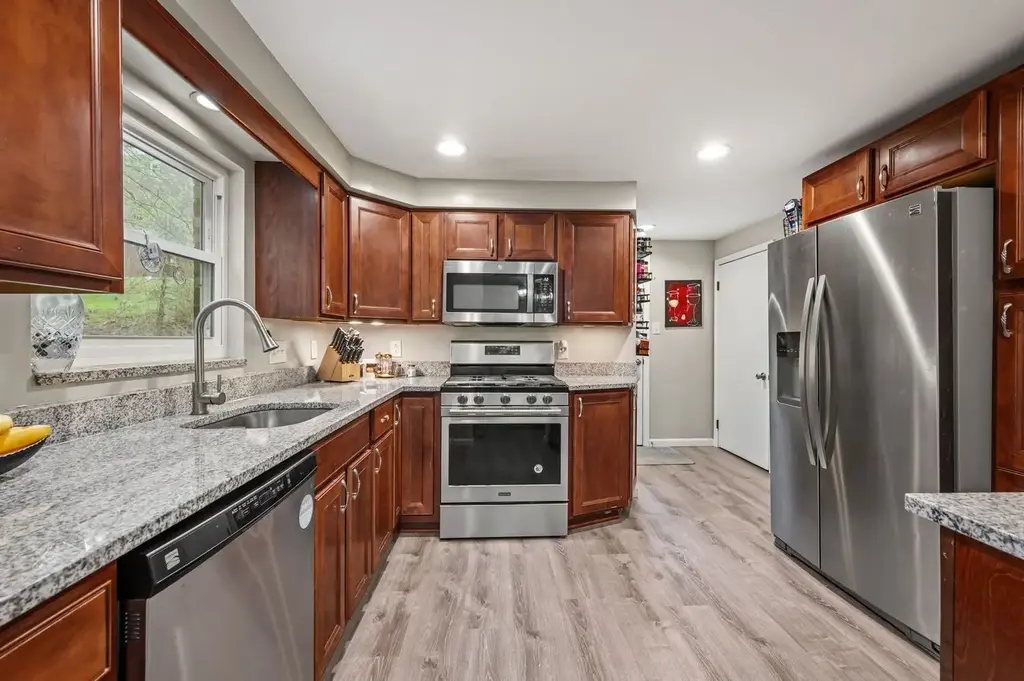 100 Circle Drive, White Oak