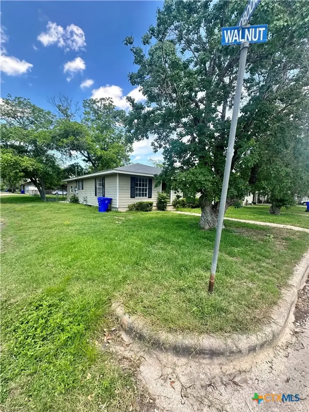 401 Walnut, Yoakum