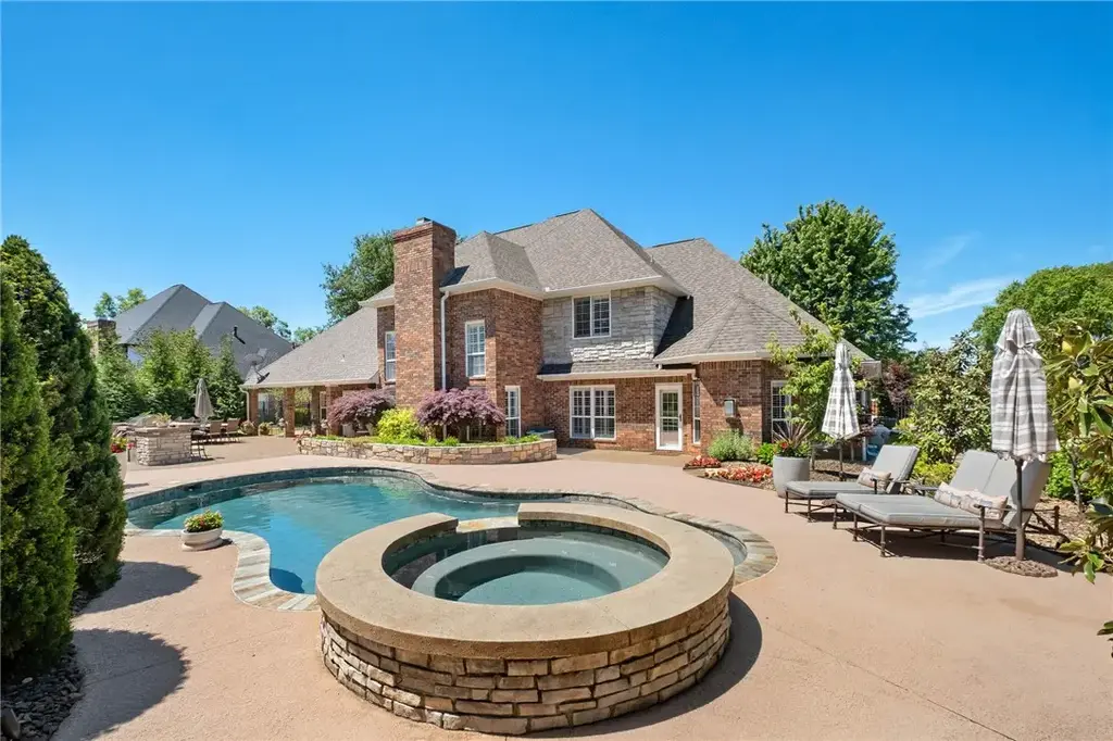 3 S Sherwood Drive, Rogers