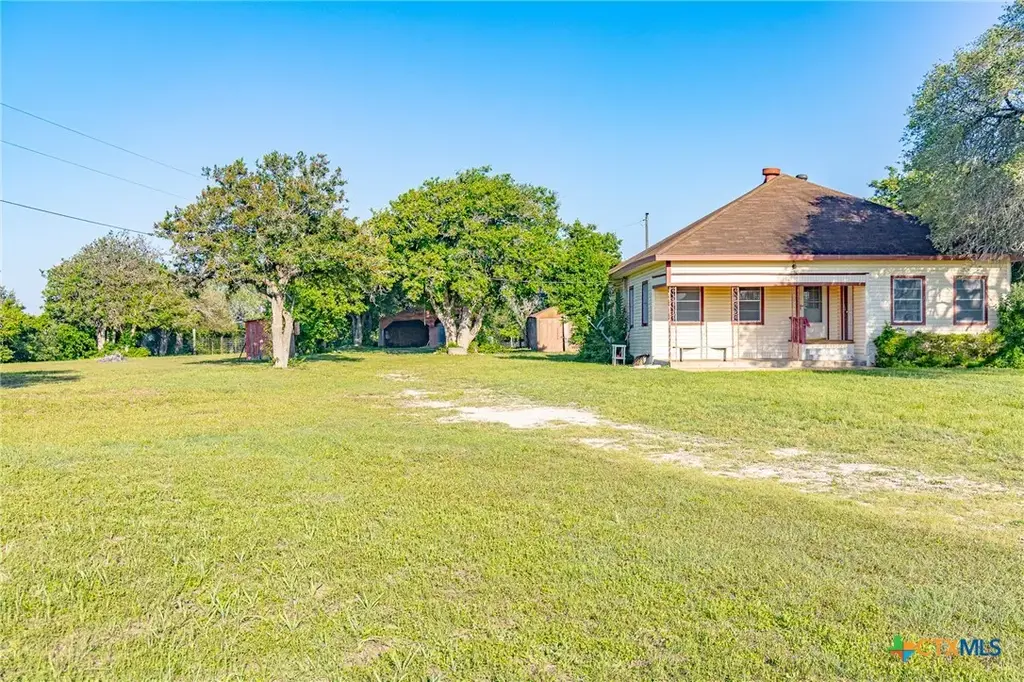 668 Fm 443, Yoakum