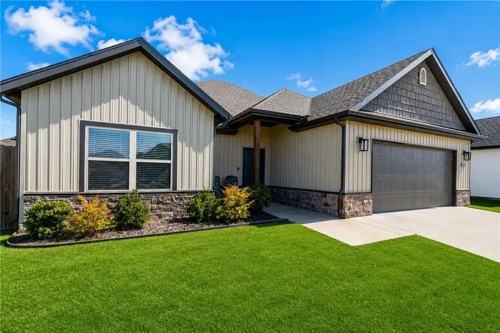 1010 Sunshine Court, Centerton