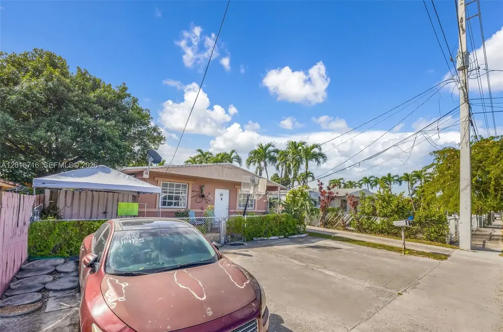 3126 Nw 28th St, Miami