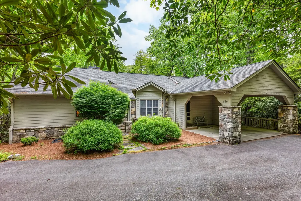 560 Toxaway Court, Lake Toxaway