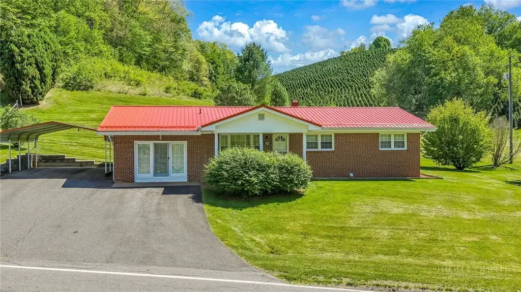 346 Piney Creek Road, Lansing