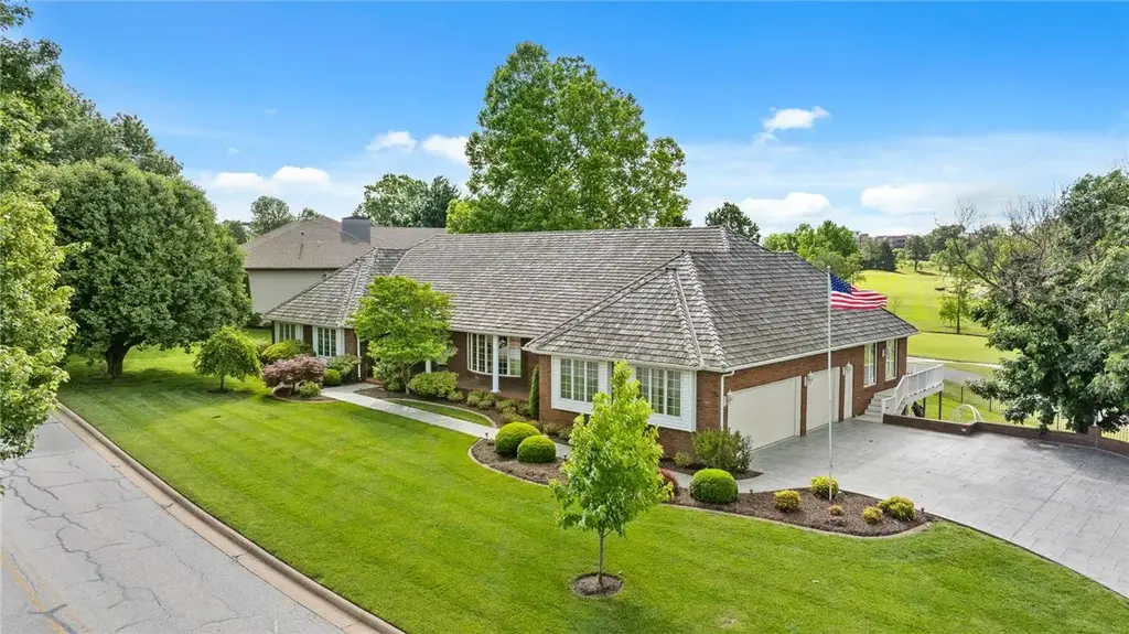 18 W Champions Boulevard, Rogers