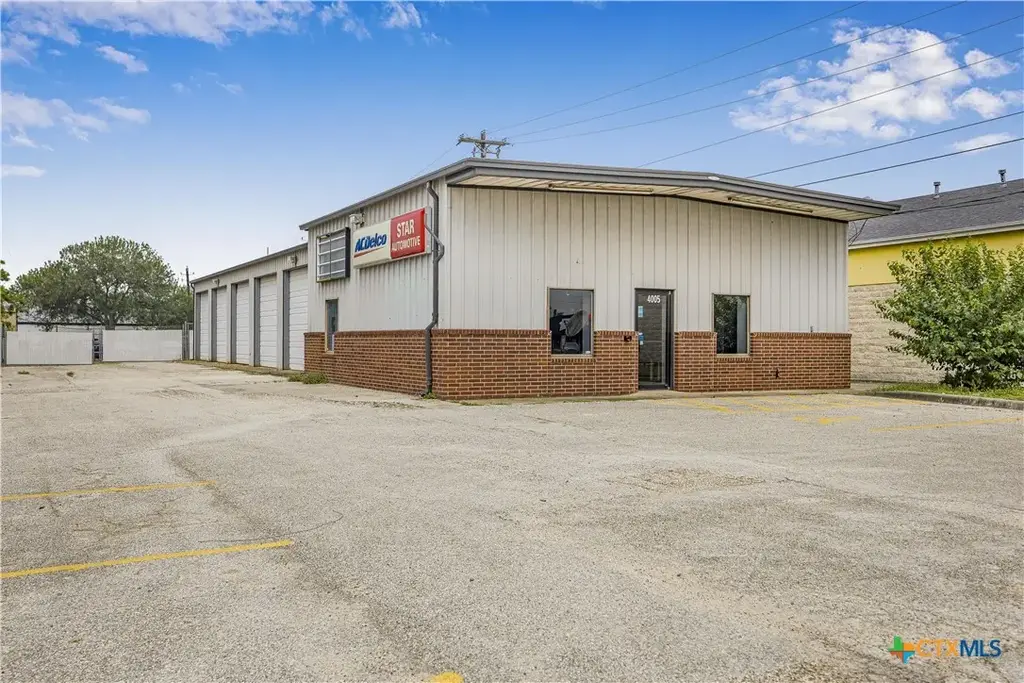 4005 N Navarro Street, Victoria