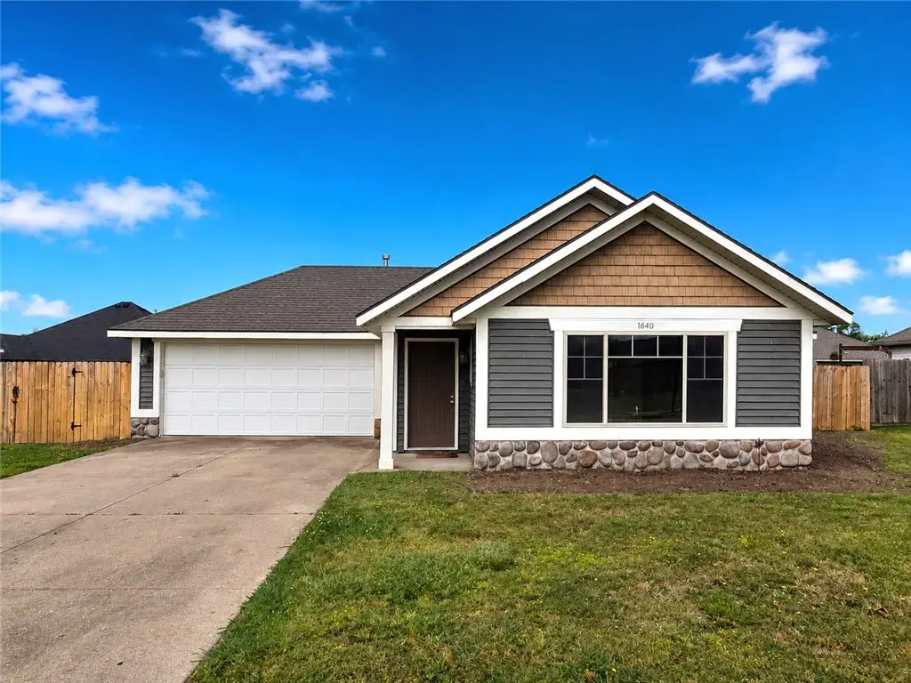 1640 Whirlaway Lane, Prairie Grove