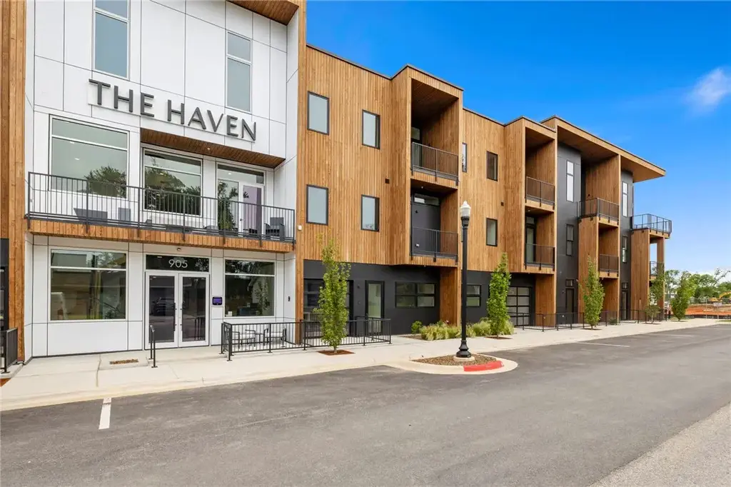 905 4th Street 201, Bentonville