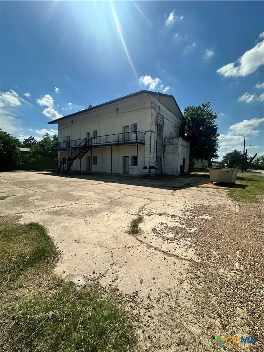 1010 Nelson, Yoakum