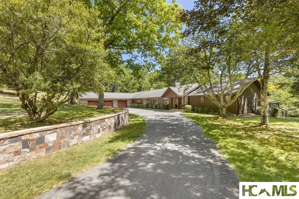 240 Round Hill Road, Sapphire