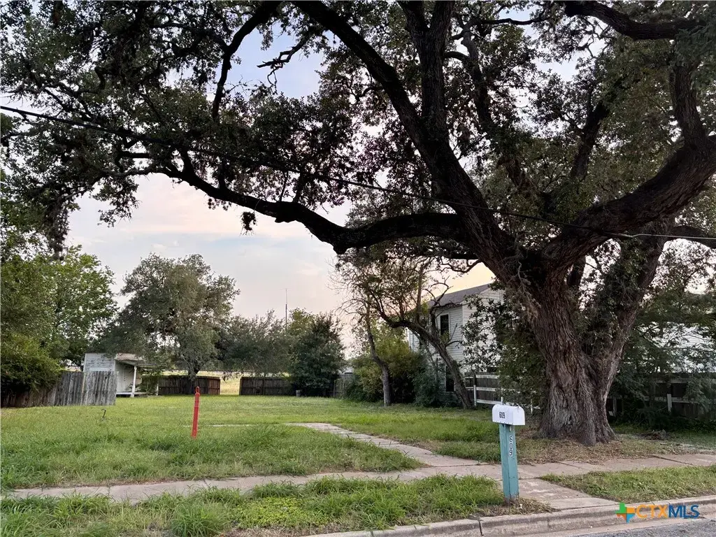 609 E Main Street, Cuero