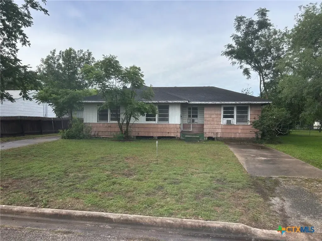 903 E Mistletoe Avenue, Victoria